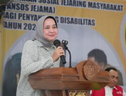 Sampaikan Salam dari Gubernur Arinal, Ibu Riana Serahkan Bansos Program Yansos Jejama kepada Penyandang Disabilitas di Gading Rejo, Pringsewu Tahun 2024