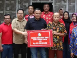 Nanang Ermanto Serahkan Bantuan 7 Unit Bedah Rumah di Kalianda