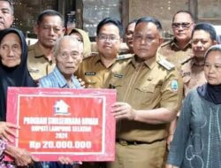 Bupati Lampung Selatan Kembali Bedah 2 Rumah Tak Layak Huni di Desa Kecapi