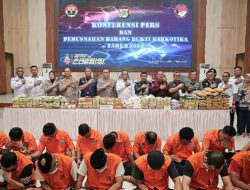 Pj. Gubernur Lampung Samsudin Ikut Lakukan Pemusnahan Barang Bukti Narkotika Hasil Sitaan Polda Lampung Tahun 2024