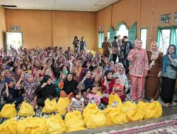 Ketua LKKS Ibu Riana Sari Arinal Bagikan Sembako di Tanggamus