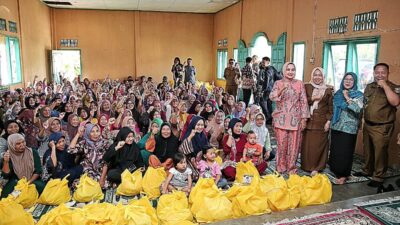 Ketua LKKS Ibu Riana Sari Arinal Bagikan Sembako di Tanggamus