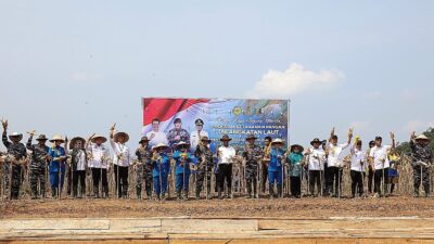 Pj. Gubernur Samsudin Panen Raya Padi dan Jagung di Pantai Caligi Pesawaran Bersama Mentan Andi Amran Sulaiman dan Wakasal Erwin S. Aldedharma