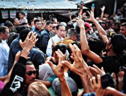 Disambut Antusias oleh Ribuan Warga, Pj. Gubernur Samsudin Dampingi Kunjungan Presiden Joko Widodo ke Pasar Sentral Kota Bumi