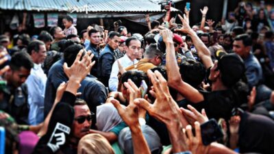 Disambut Antusias oleh Ribuan Warga, Pj. Gubernur Samsudin Dampingi Kunjungan Presiden Joko Widodo ke Pasar Sentral Kota Bumi