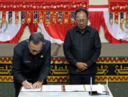 Sekdaprov Fahrizal dan Ketua DPRD Mingrum Gumay Resmi Tandatangani Nota KUA-PPAS APBD Provinsi Lampung Tahun Anggaran 2025