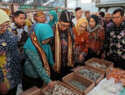 Pastikan Ketersediaan dan Stabilitas Harga Bahan Pokok, Pj. Gubernur Samsudin Tinjau Pasar Pekalongan Lampung Timur