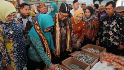 Pastikan Ketersediaan dan Stabilitas Harga Bahan Pokok, Pj. Gubernur Samsudin Tinjau Pasar Pekalongan Lampung Timur