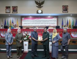 Sekdaprov Fahrizal Serahkan Dokumen Rancangan Perubahan KUA dan PPAS Tahun 2024 serta Rancangan KUA dan PPAS Tahun 2025