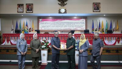 Sekdaprov Fahrizal Serahkan Dokumen Rancangan Perubahan KUA dan PPAS Tahun 2024 serta Rancangan KUA dan PPAS Tahun 2025