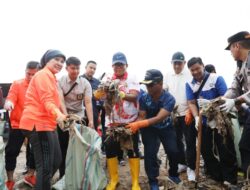 Pj. Gubernur Samsudin Bersama Masyarakat Lakukan Coastel Clean Up Pantai di Pantai Payang Panjang Sukaraja