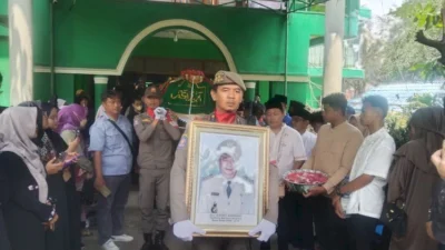 Jenazah Wali Kota Bandar Lampung Ke-9 Eddy Sutrisno Dimakamkan Secara Kedinasan