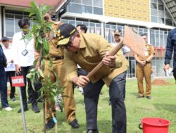 Pj. Gubernur Samsudin Mulai Kick Off Penghijauan Serentak di Ruas Jalan Tol dan Komplek Perkantoran Kotabaru di Rest Area Km 49B Jalan Tol Bakauheni-Terbanggi Besar