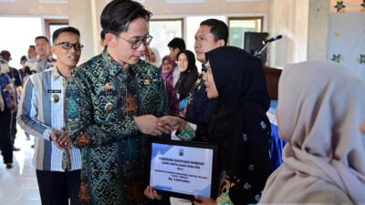 Bupati Egi Salurkan Insentif Kepada 5.160 Guru Honorer