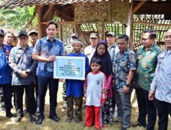 Bupati Egi Salurkan Bantuan RTLH untuk Korban Rumah Ambruk di Desa Kertosari Kecamatan Tanjung Sari
