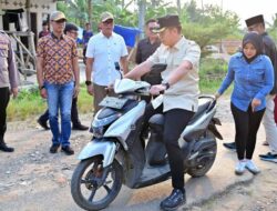 Tindak Lanjuti Keluhan Warga di Media Sosial, Bupati Egi Tinjau Jalan Rusak di Kecamatan Merbau Mataram