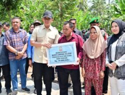 Bupati Egi Salurkan Bantuan RTLH kepada Korban Rumah Roboh di Negeri Pandan