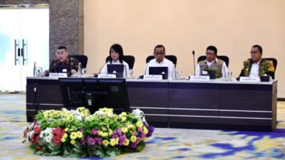Wamen Ossy Memberikan Laporan Pengadaan Tanah untuk Huntap ke Menko PMK