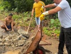 Deni Ribowo dan Warga Turun Tangan Perbaiki Jalan Rusak