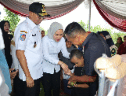 Gubernur Rahmat Mirzani Tinjau Pasar Murah dan Salurkan Bantuan Sosial di Pringsewu