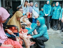 Ketua TP PKK Provinsi Lampung Serahkan 15 Paket Kaki Palsu Kepada Penerima Manfaat