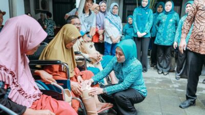 Ketua TP PKK Provinsi Lampung Serahkan 15 Paket Kaki Palsu Kepada Penerima Manfaat