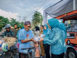 Batin Wulan Bagikan 200 Paket Takjil Untuk Warga di Depan Mahan Agung